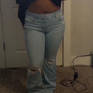 Im selling these light jeans there flare from the bottom and have rips